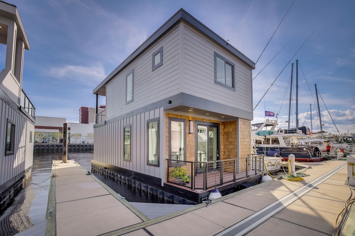 Unique Houseboat in Port City Marina, Wilmington