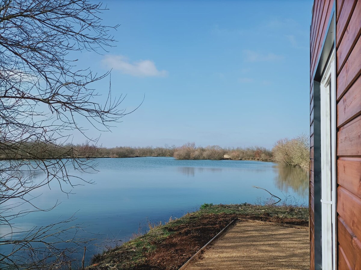 MAISONNETTE EN BORD D'ETANG