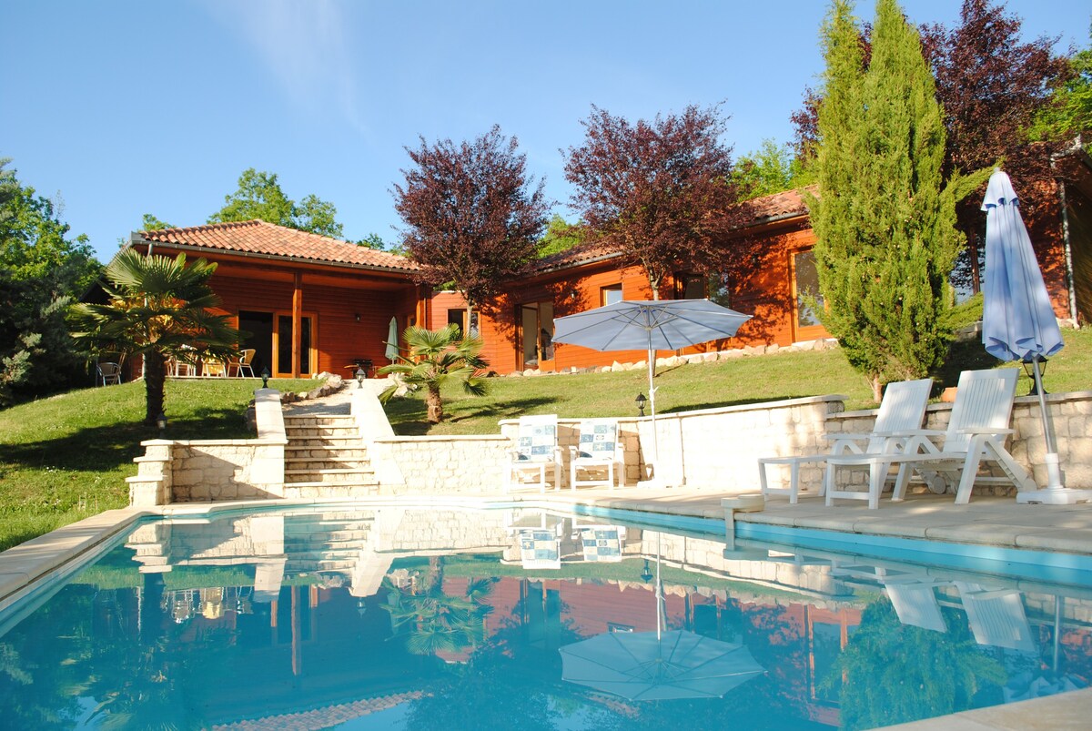 Villa with heated pool and style and views