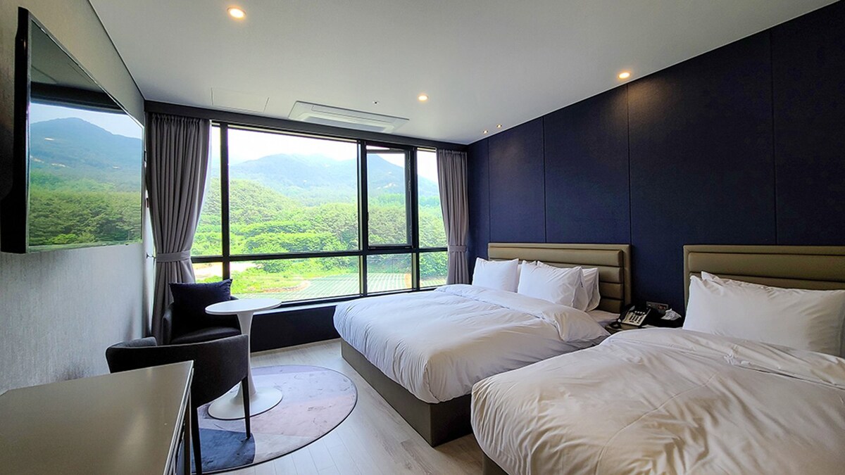位于Jirisan Barabong下大自然的Ove Day酒店，干净整洁的区域-豪华双床