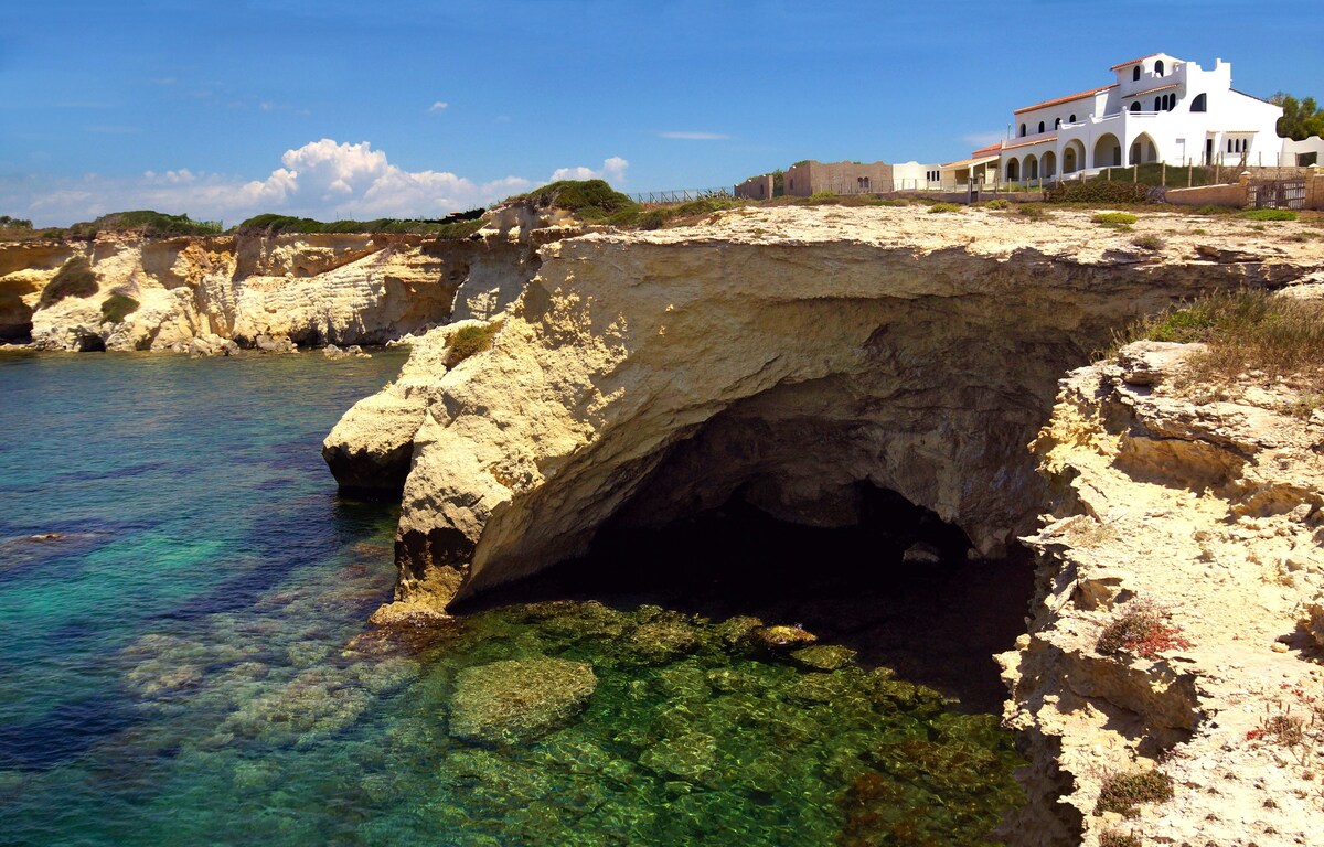 Villa sulla Scogliera di Punta Formiche