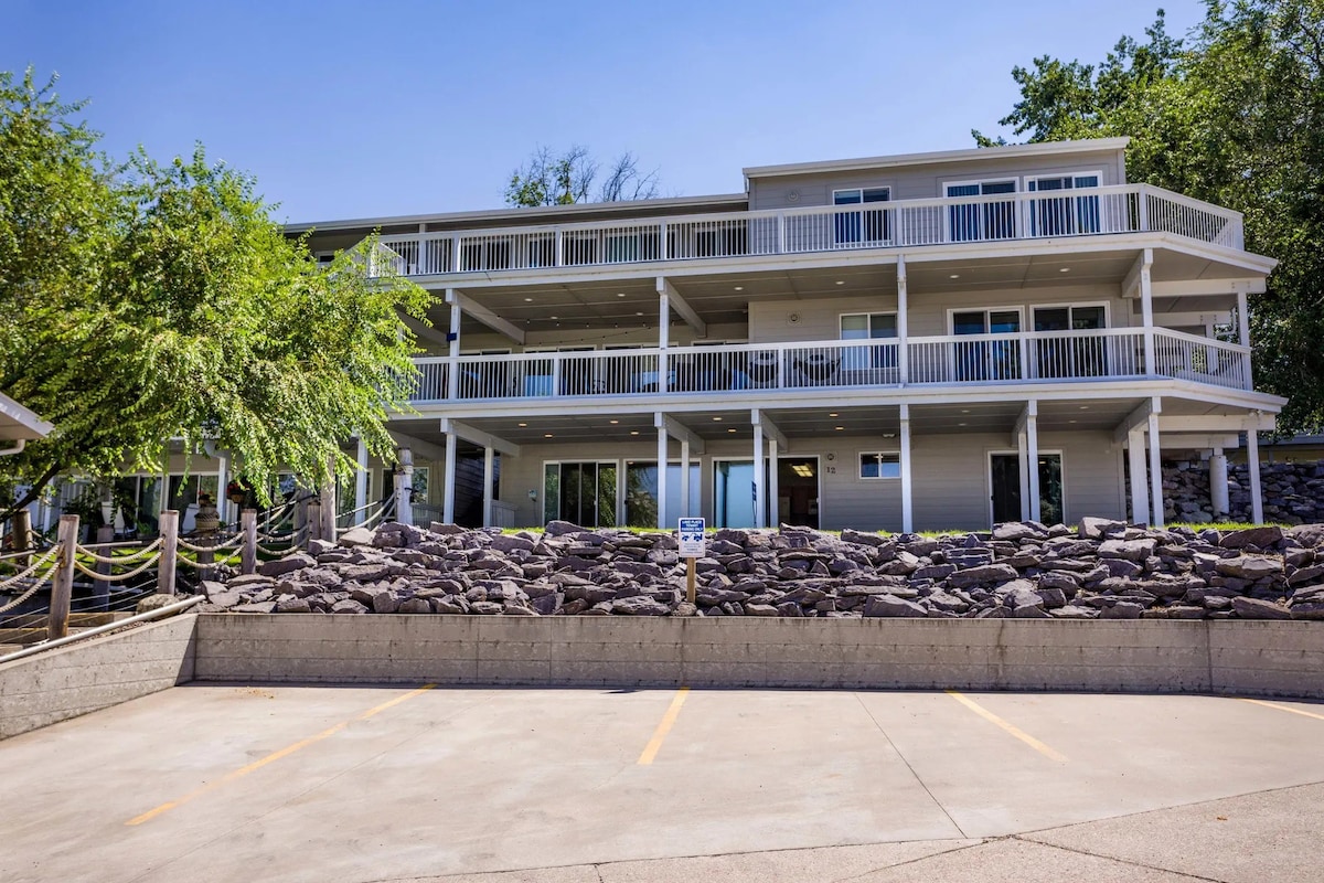 Lakefront Condo-huge patio, day dock, beach front