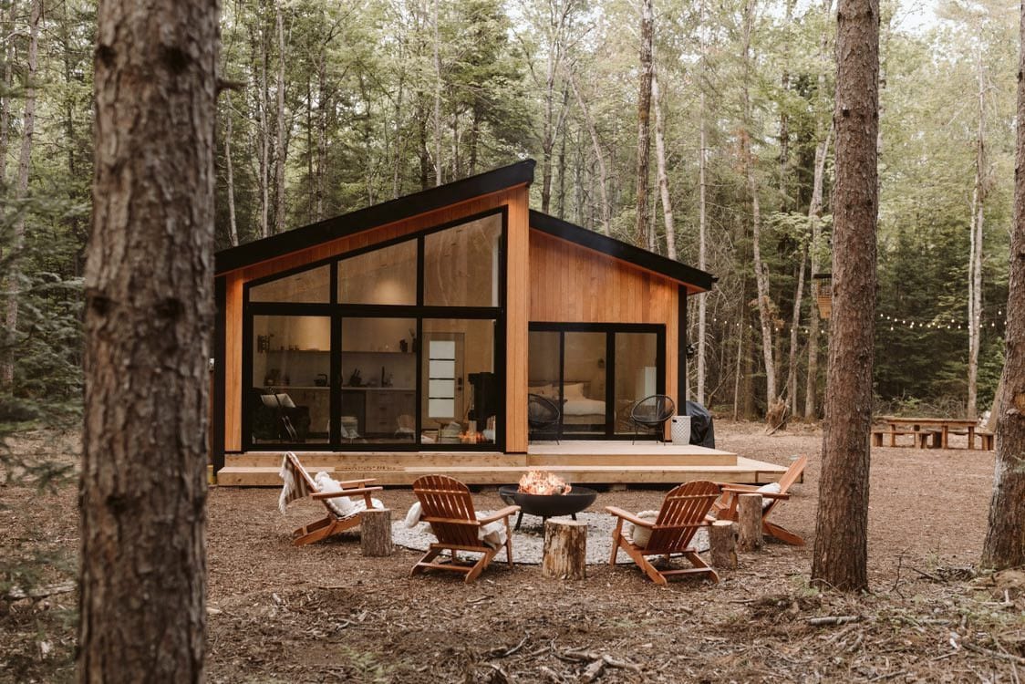 舒适的2人小木屋，坐落在松树林中（带桑拿房）