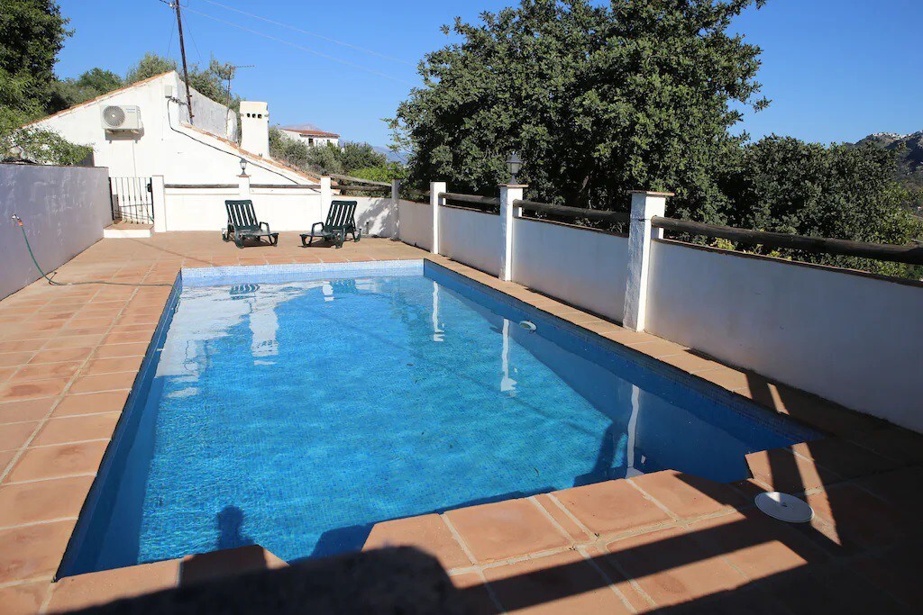 Peaceful traditional  farmers cottage with pool