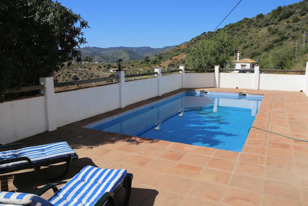 Peaceful traditional  farmers cottage with pool