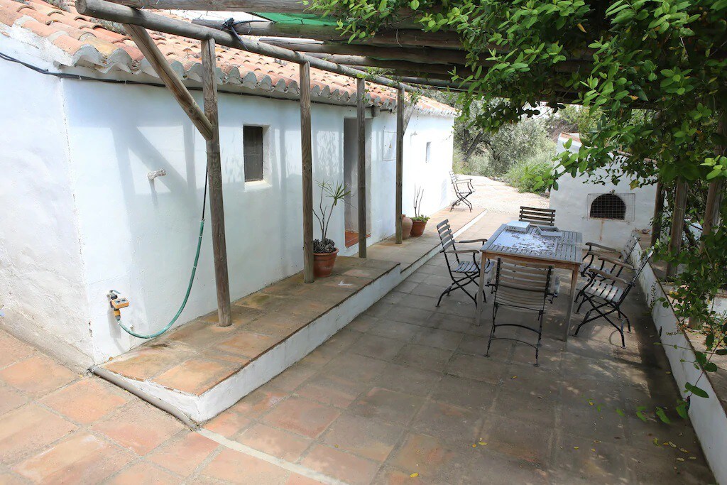 Peaceful traditional  farmers cottage with pool