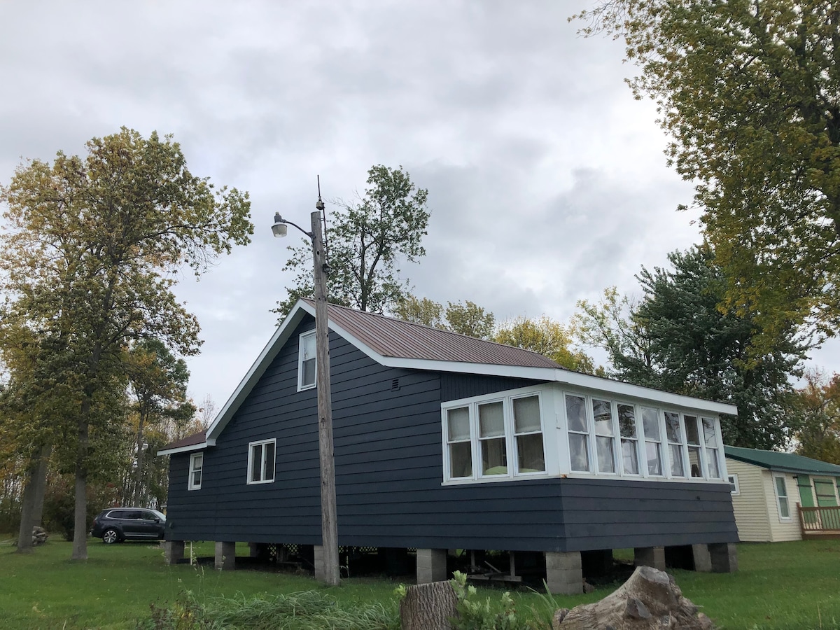3 bedroom cottage on Lake Ontario