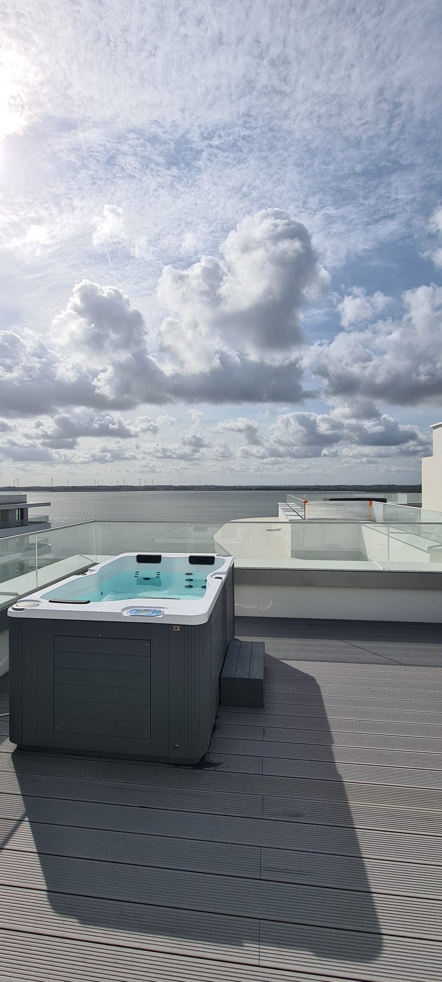 带屋顶露台和海天按摩浴缸的公寓