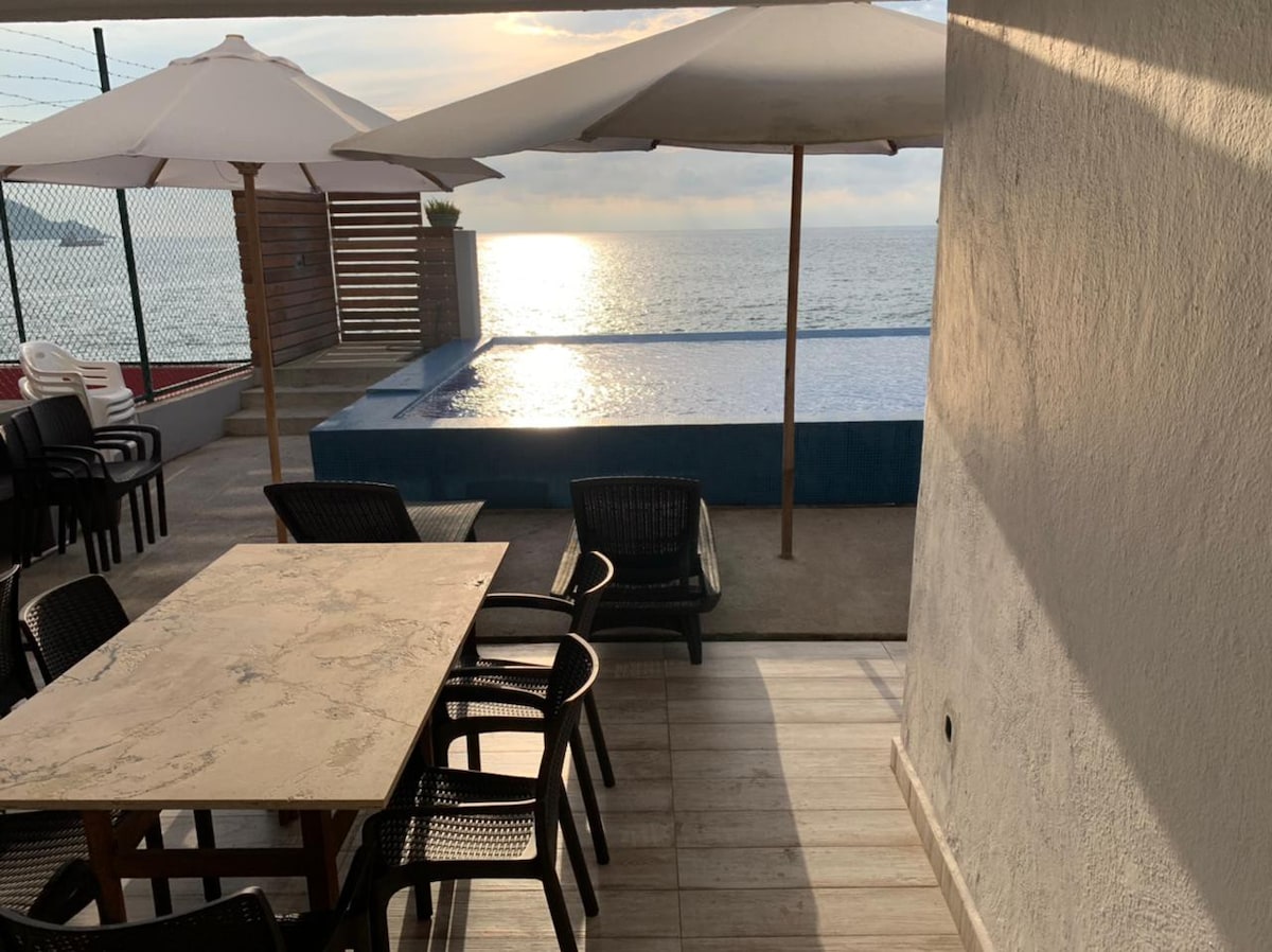 带泳池的漂亮餐厅Riviera manzanillo