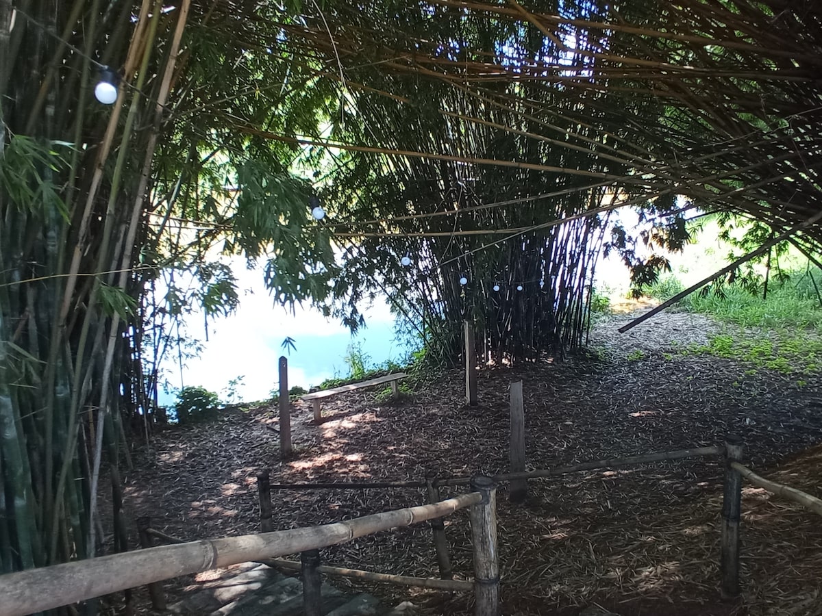 Cabana Bamboo cheia de charme em meio a natureza.