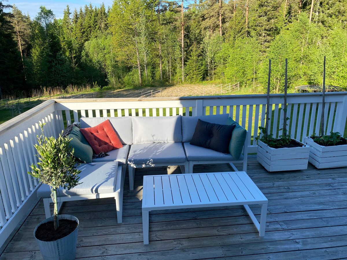 Trevligt hus mitt i naturen och nära till stan