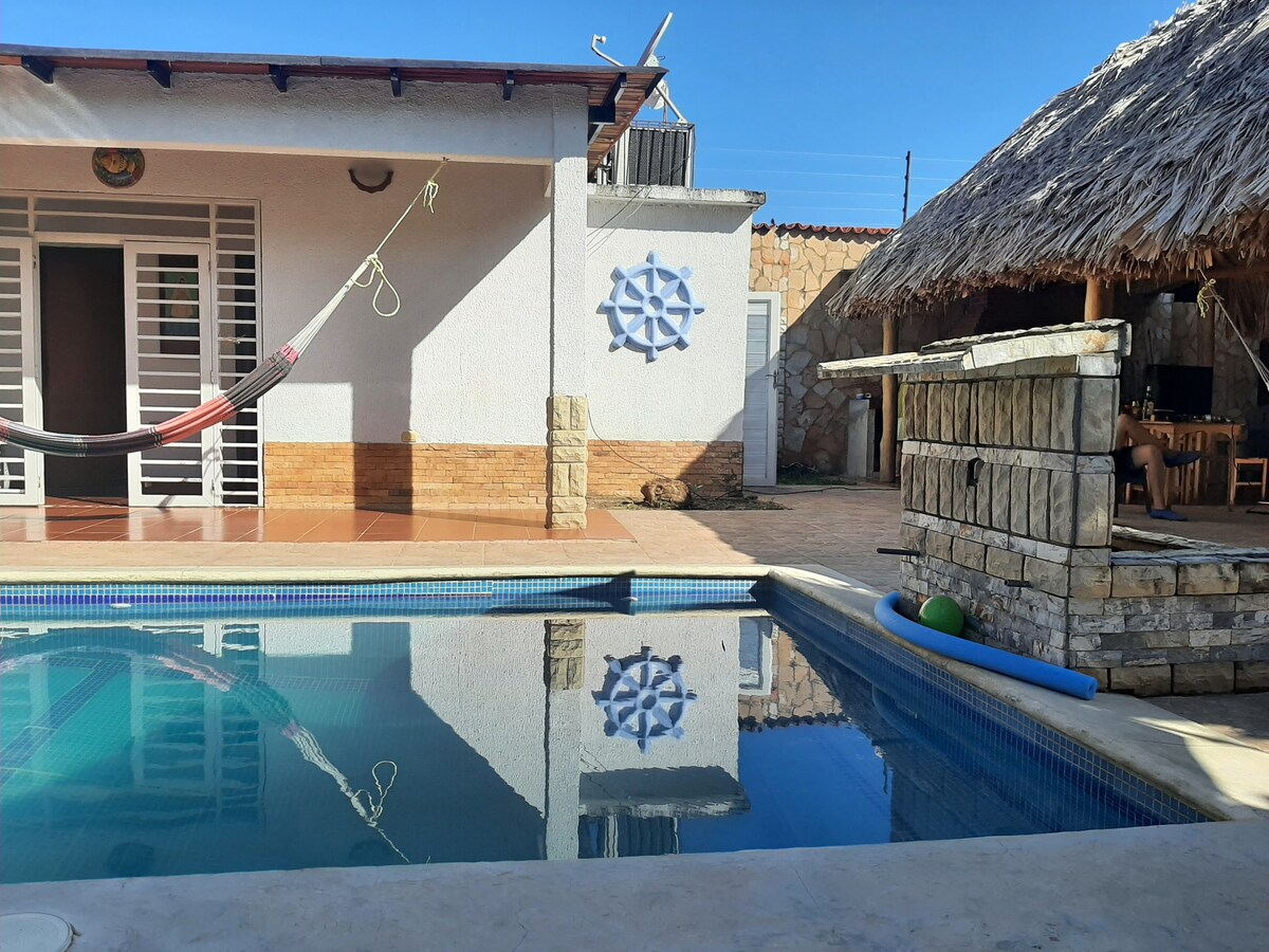 Linda casa de playa con piscina, parrillera y wifi