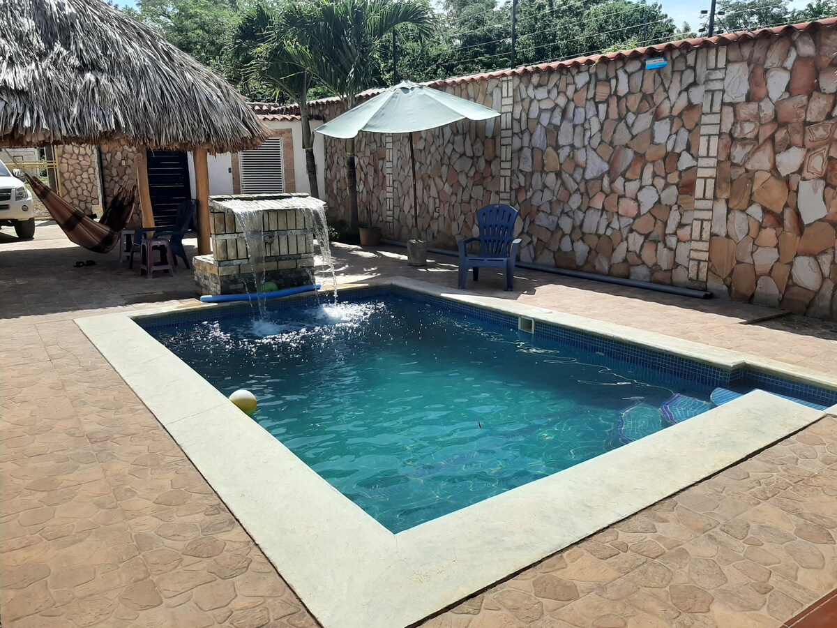 Linda casa de playa con piscina, parrillera y wifi