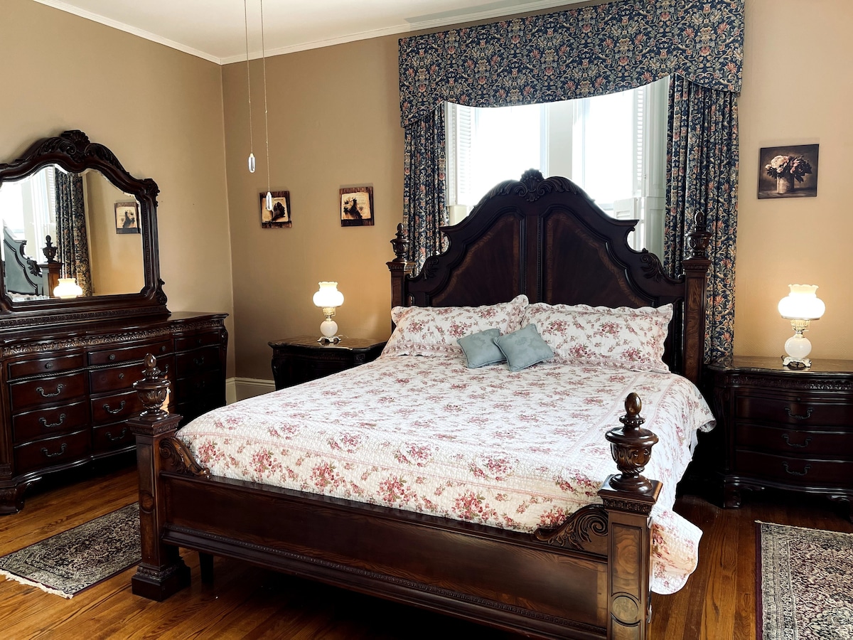 The Sarah Lindsey Room in Historic 1868 B&B