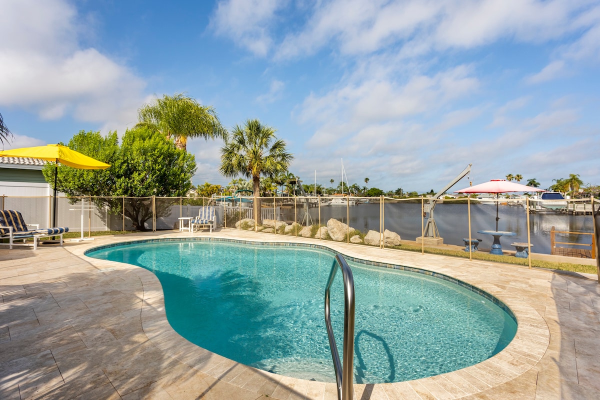 New reno, Heated pool, dock, 3BR & 2BA on canal