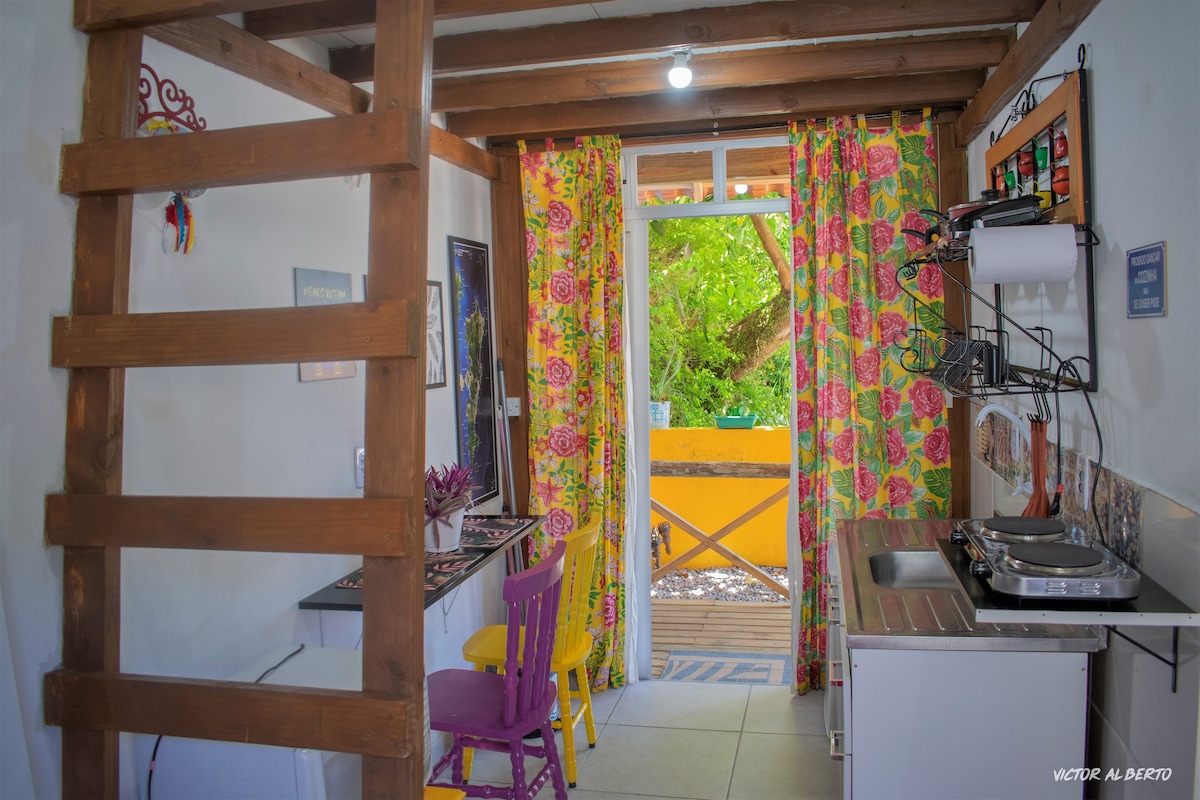 Bangalô Abacate - wifi, cozinha, mezanino e 1 vaga