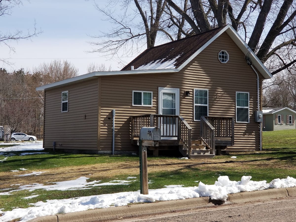 Quiet & Comfortable house with garage!