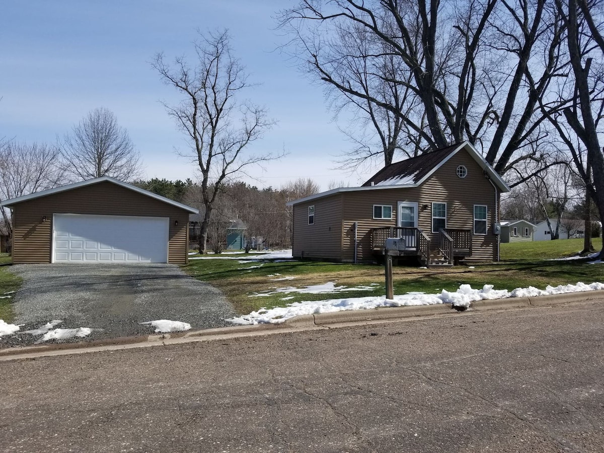 Quiet & Comfortable house with garage!