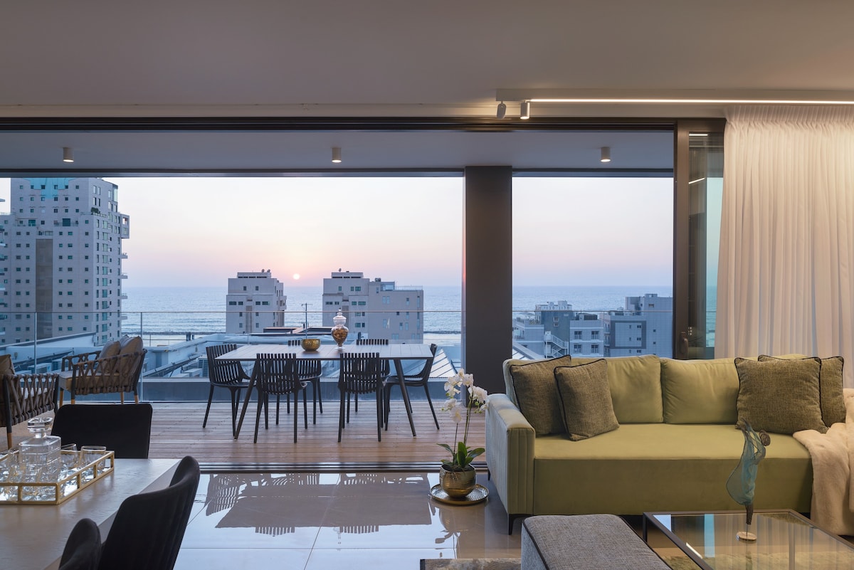 Luxury 2BR with Terrace & Sea View