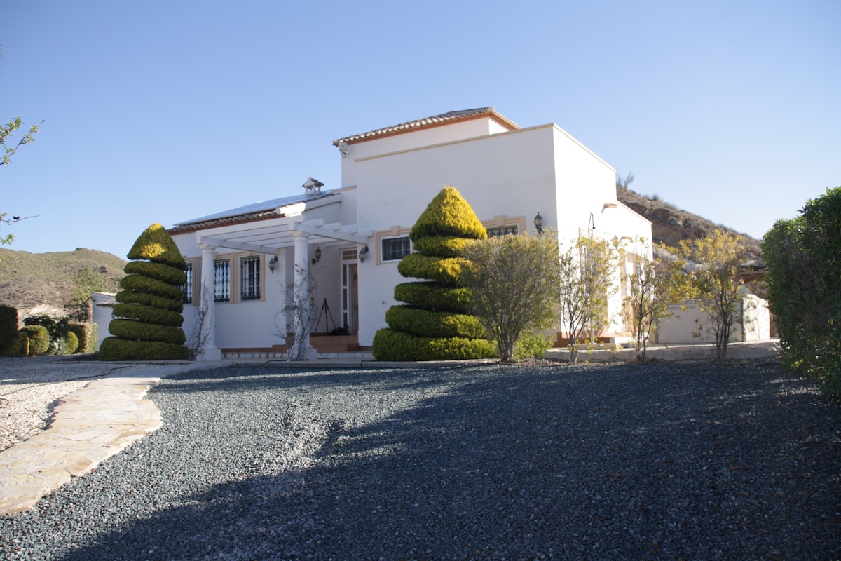 Villa Rosada, large 3-bed villa with garden / pool