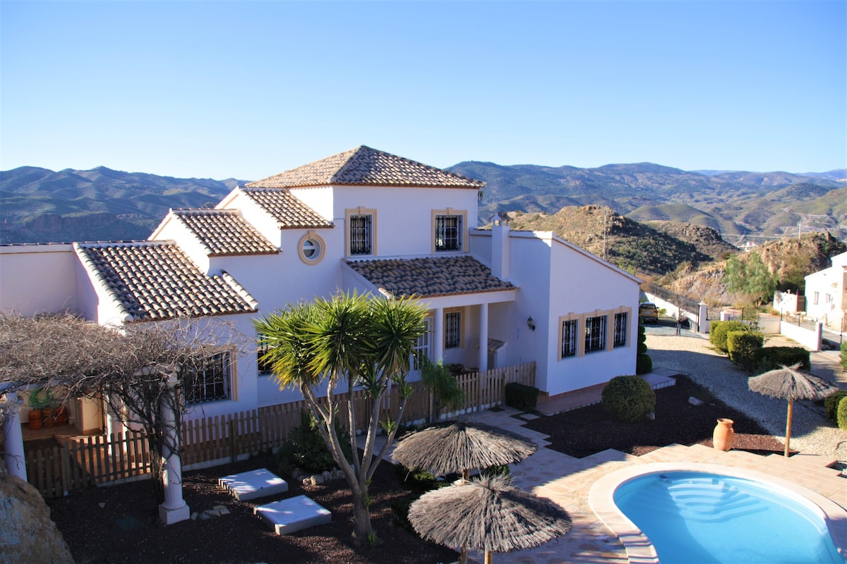 Villa Rosada, large 3-bed villa with garden / pool