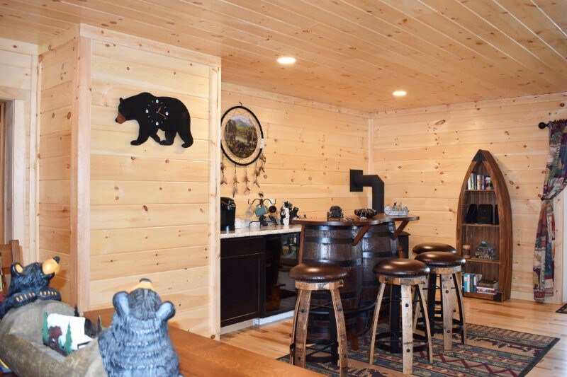 Black Bears Den是湖上宽敞的木屋。