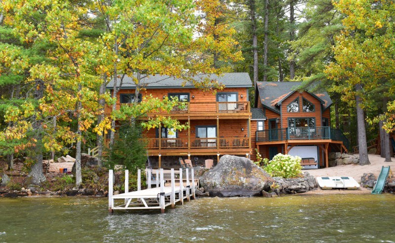 Black Bears Den是湖上宽敞的木屋。