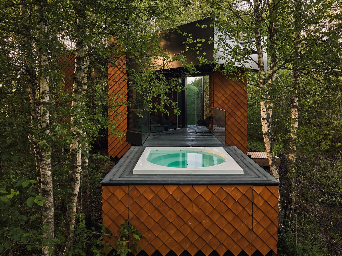 Cabin in the woods with jacuzzi & service