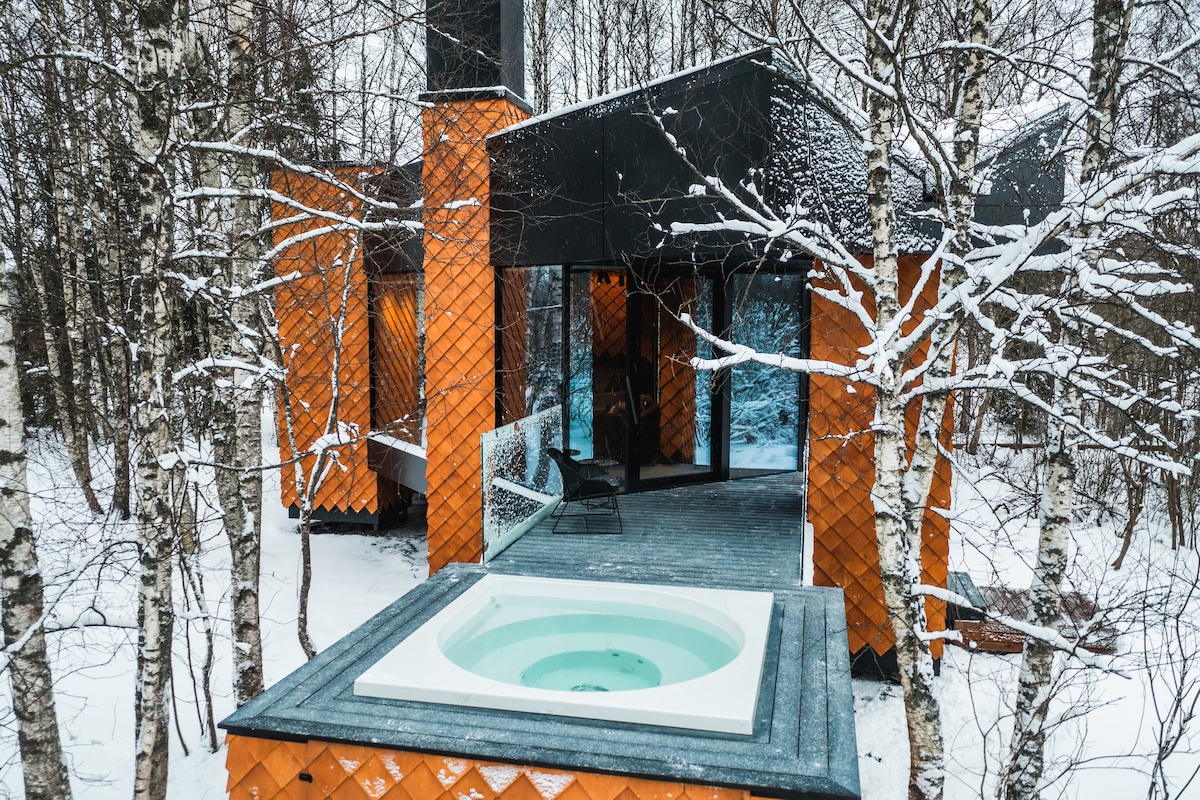 Cabin in the woods with jacuzzi & service