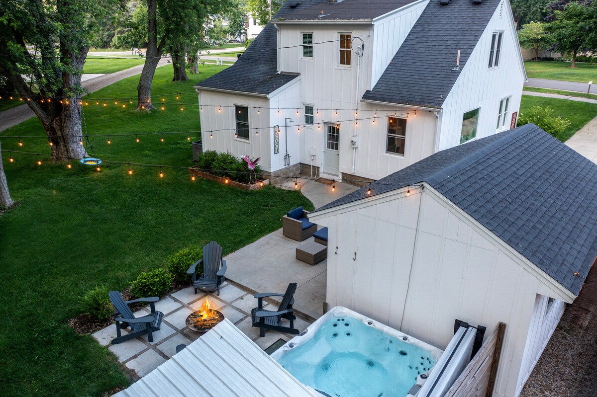 Spacious Lake House with Hot Tub and Home Theater!