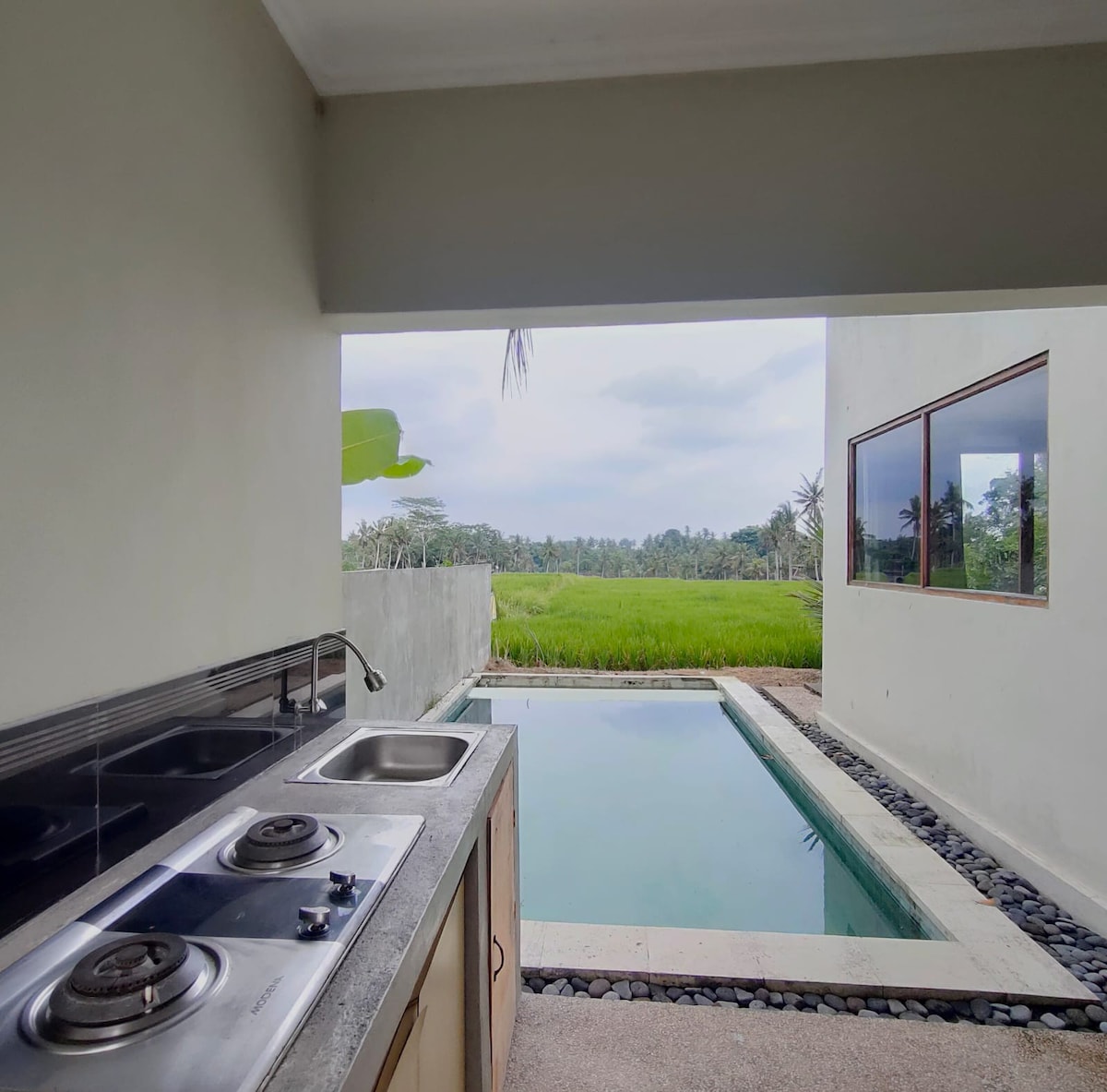 1居室家外之家私人泳池，带景观和厨房