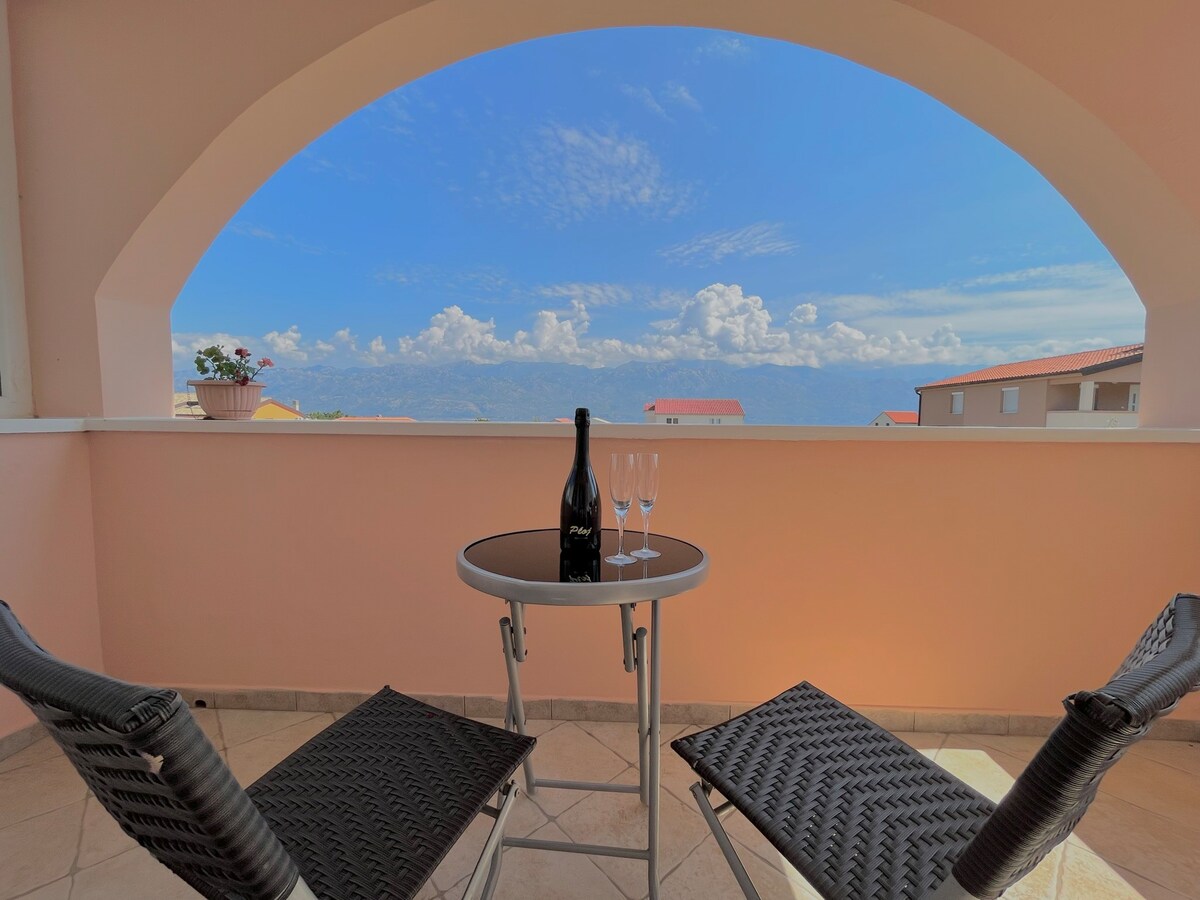 Apartment Lola - 3Bedroom Suite w Terrace and BBQ