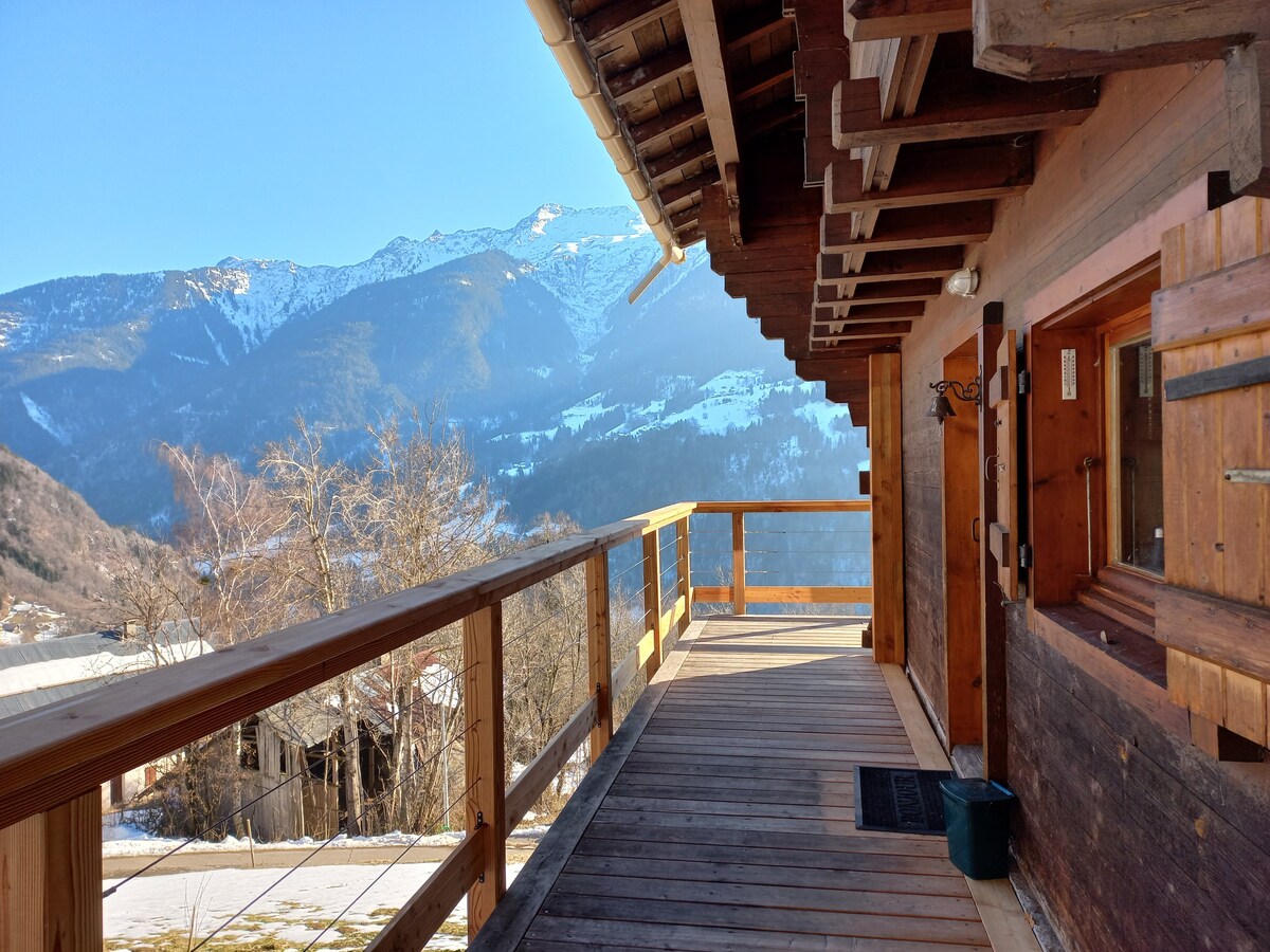 Chalet authentique avec cheminée et terrasse