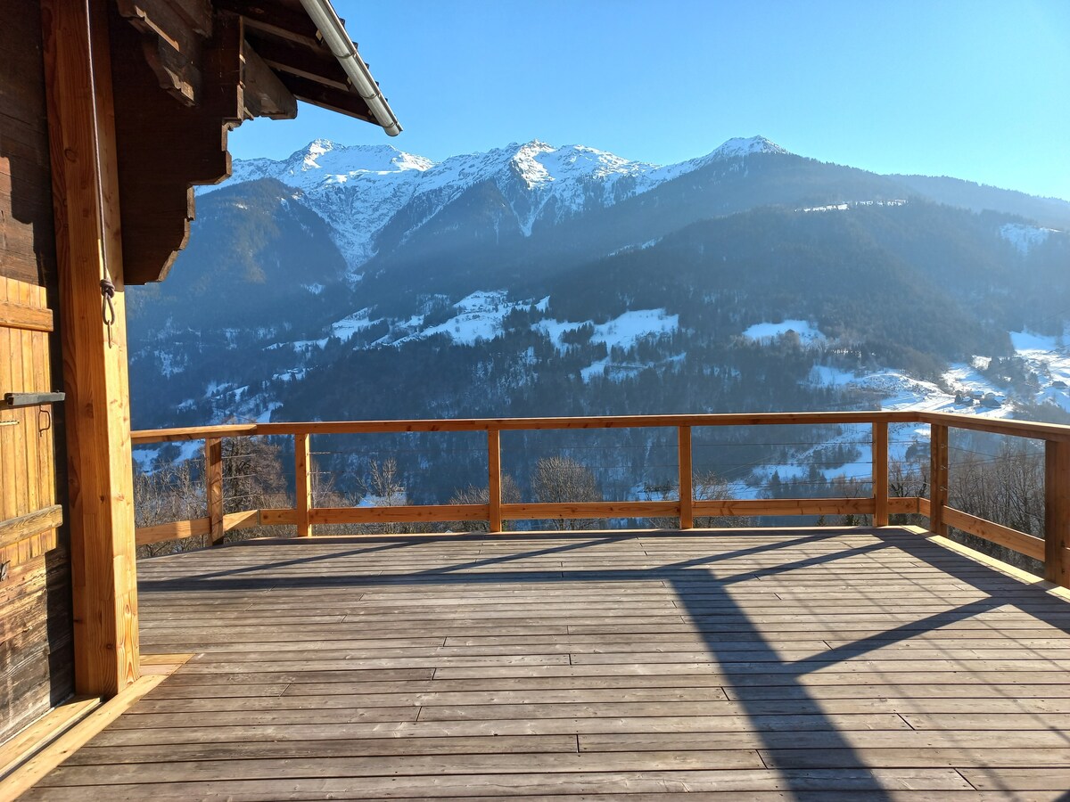 Chalet authentique avec cheminée et terrasse