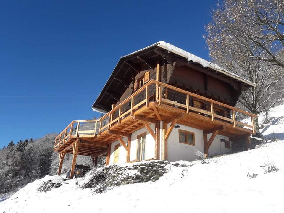 Chalet authentique avec cheminée et terrasse