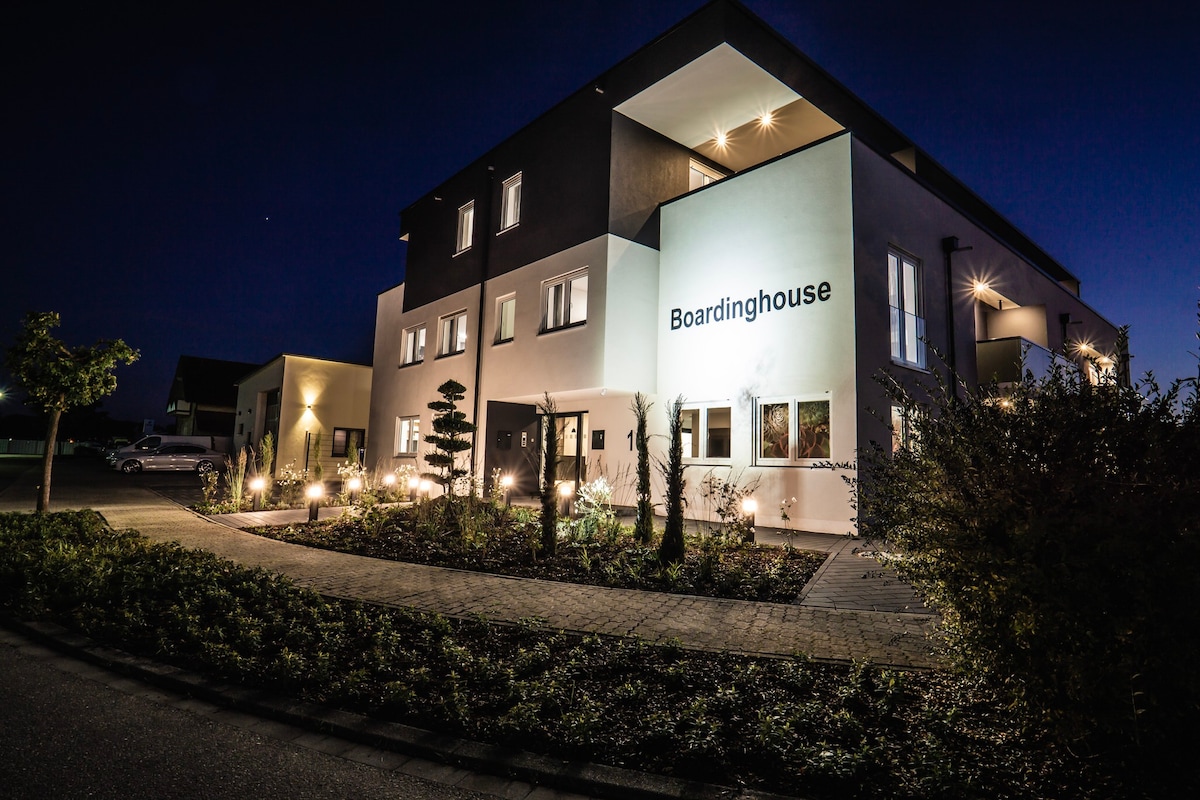 08 Boardinghouse Karlsdorf-Neuthard 3 Bett Suite