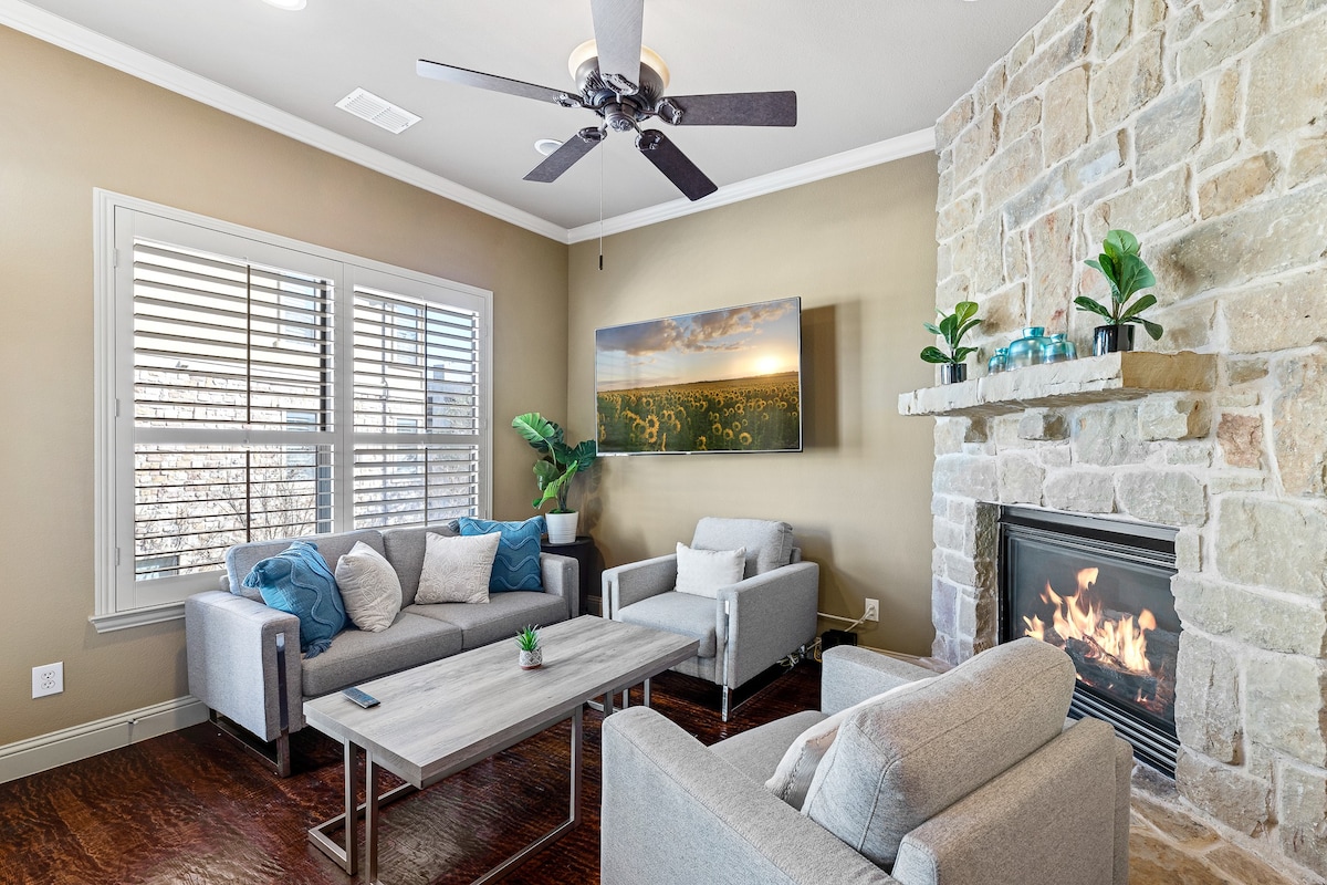 Opulent 3BR Townhome |The Shops At Legacy|