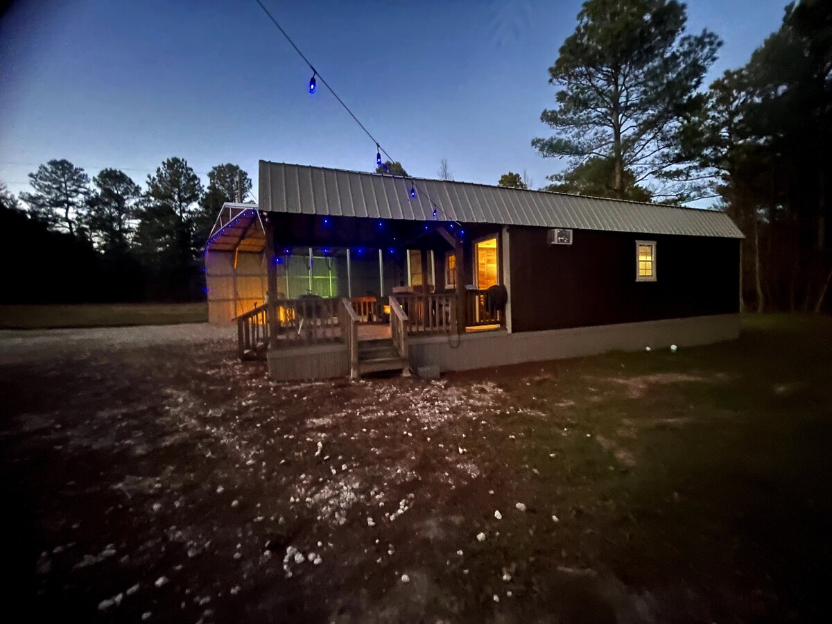 Cabin w covered parking near Lake O' Pines/Avinger