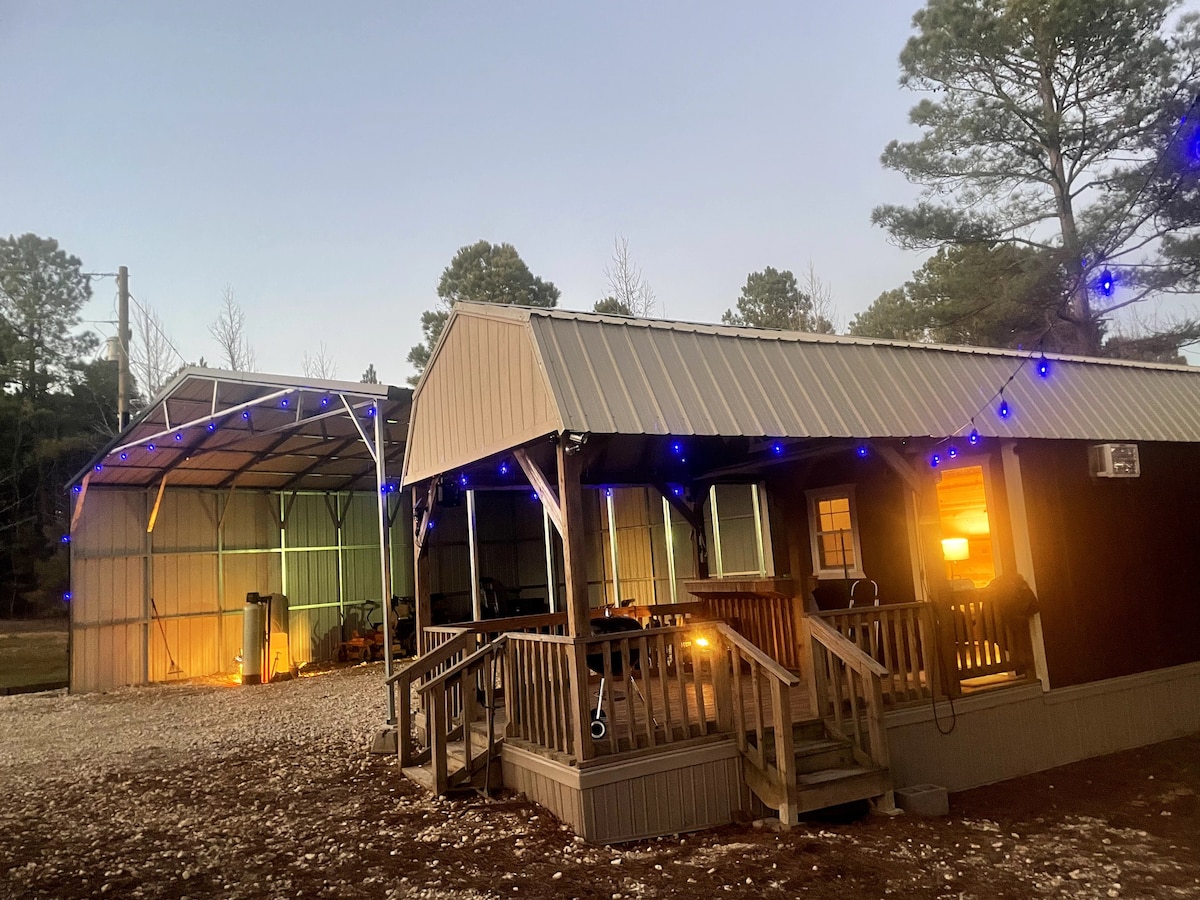 Cabin w covered parking near Lake O' Pines/Avinger