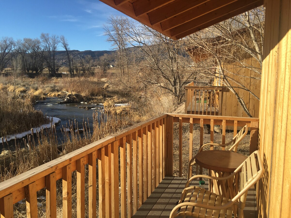 迷人的林地小木屋，可欣赏迷人的河景