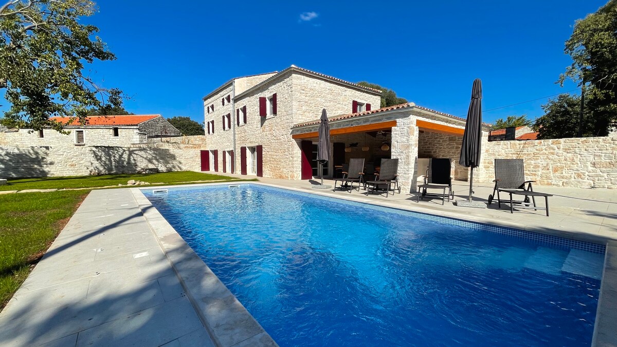 Villa Nyma, 5-bedroom stone villa with heated pool