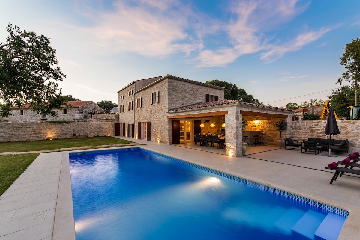 Villa Nyma, 5-bedroom stone villa with heated pool