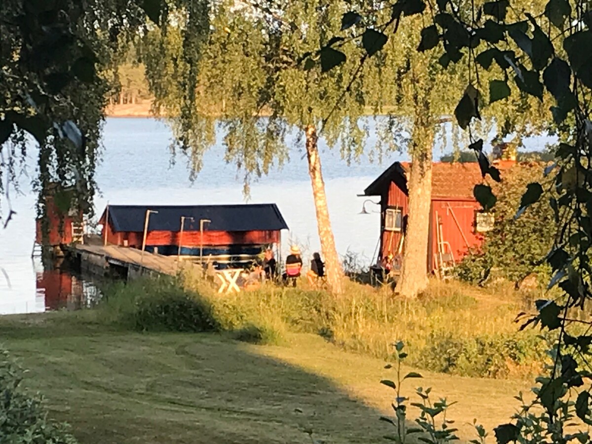 Pittoreskt sommarhus med sjötomt i Roslagens famn