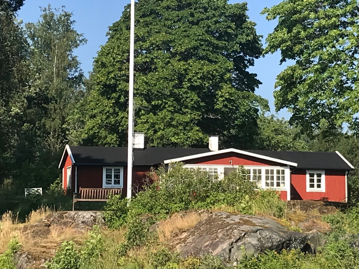 Pittoreskt sommarhus med sjötomt i Roslagens famn
