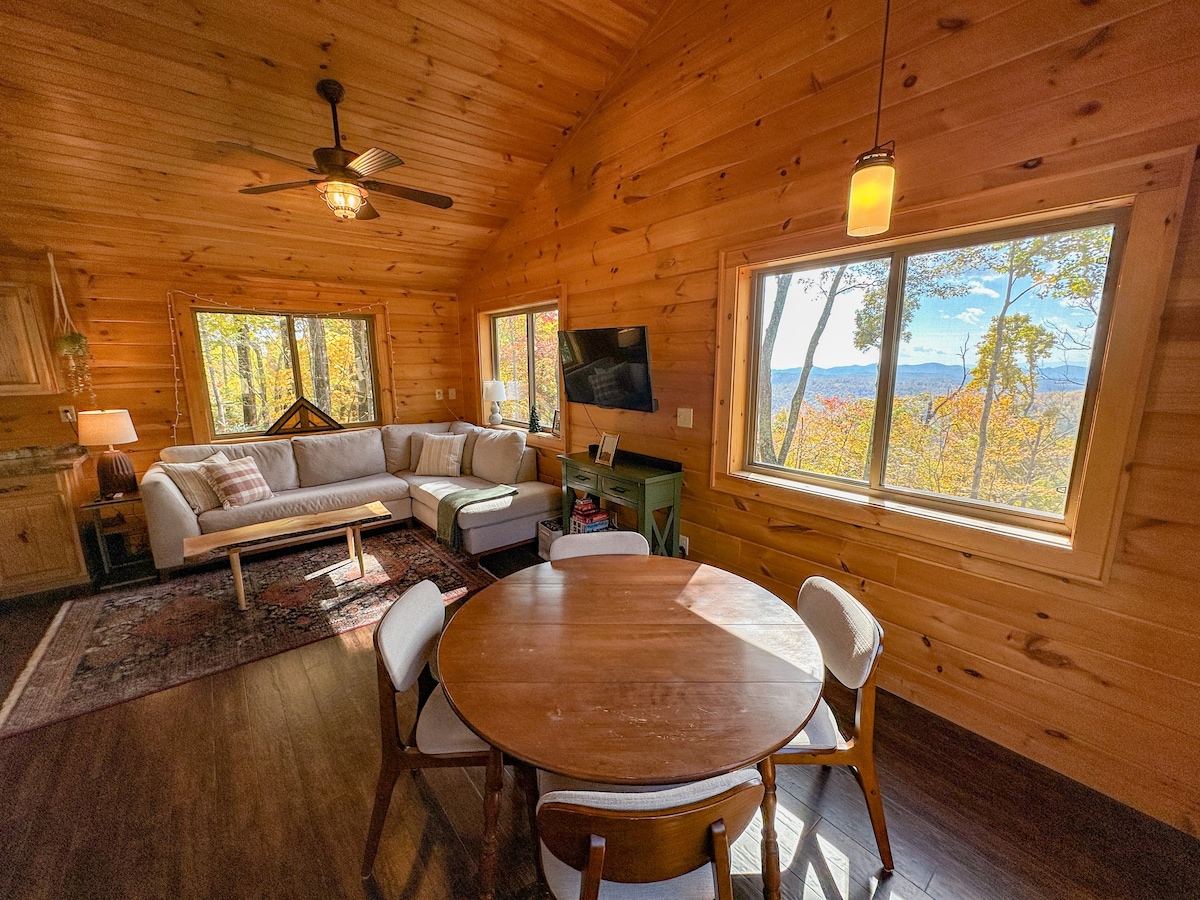 Little Log Cabin: Cozy 1BR w/ Long Range Views