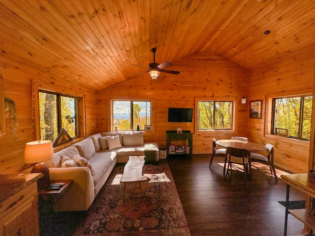 Little Log Cabin: Cozy 1BR w/ Long Range Views