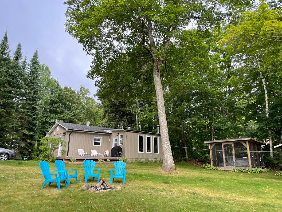 Charming 2 BR waterfront cottage in Combermere, ON