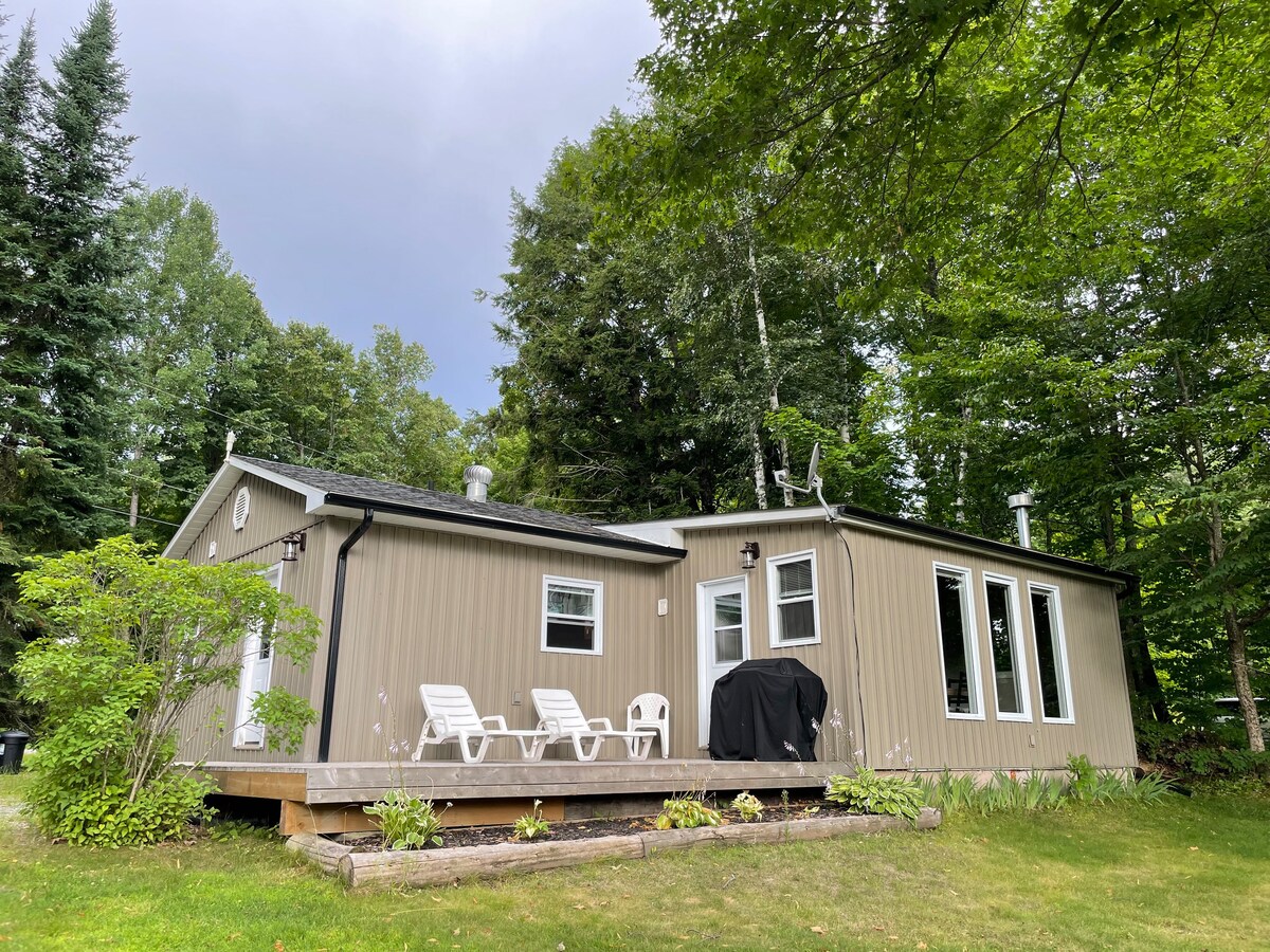 Charming 2 BR waterfront cottage in Combermere, ON