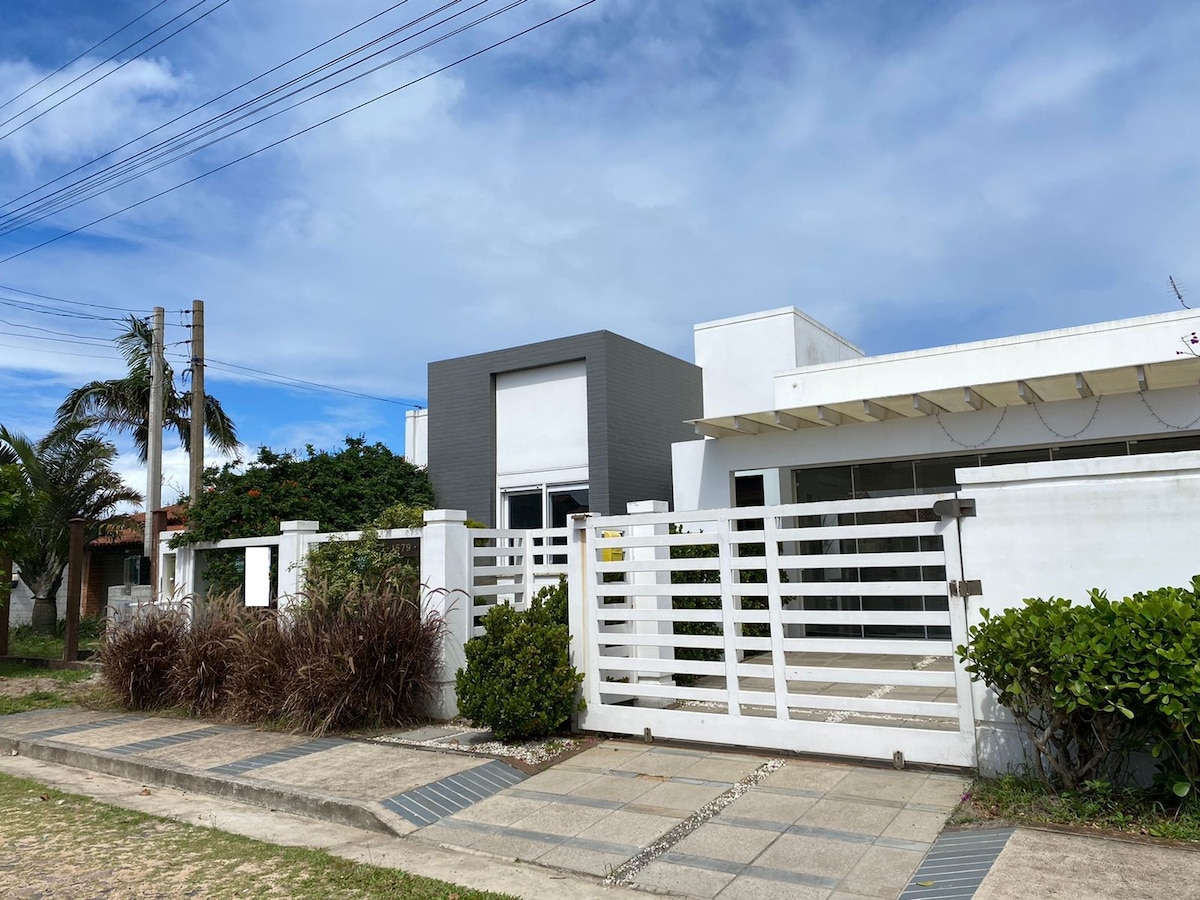 Casa alto padrão à 150 metros do mar com piscina