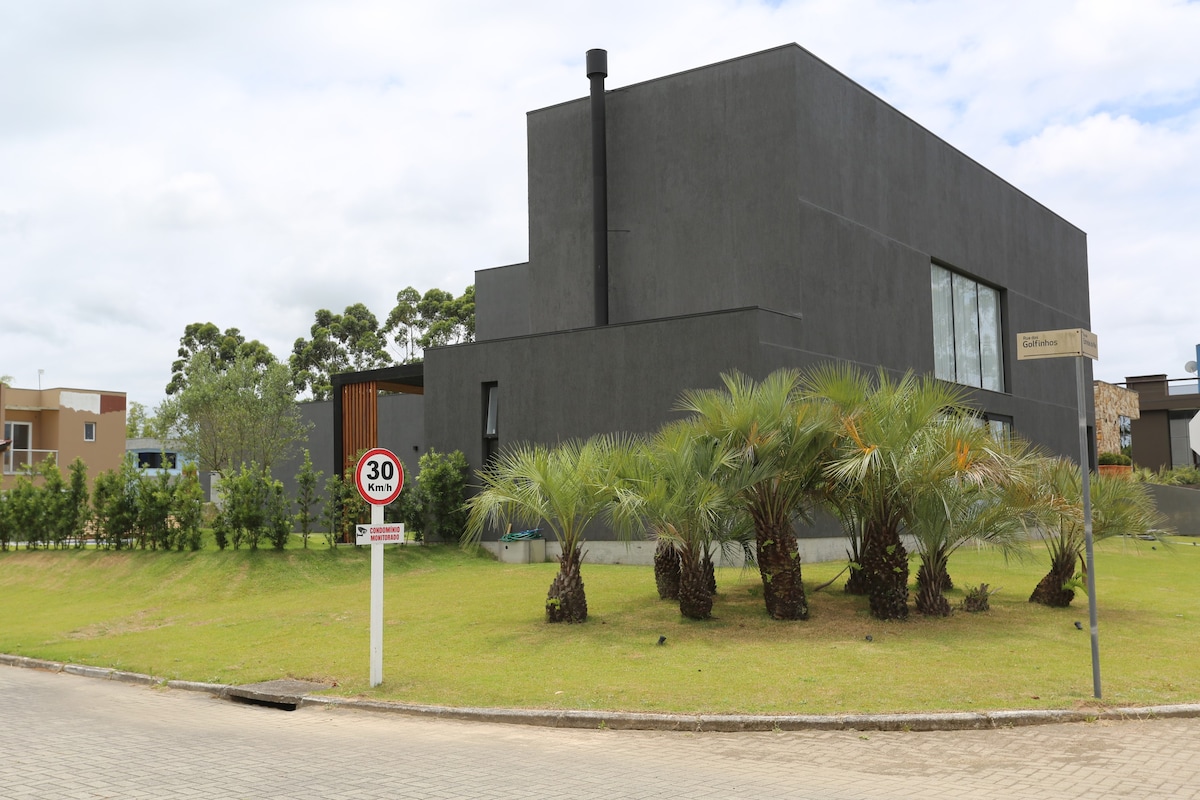 Casa moderna e espaçosa na Lagoa de Ibiraquera.